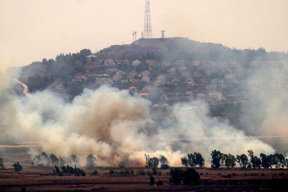 עשן אופף את מטולה במהלך המלחמה (ארכיון) , אי.אף.פי