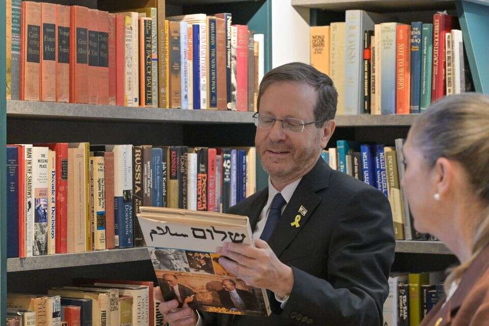 הנשיא יצחק הרצוג חונך את הספריה , קובי גדעון לע"מ