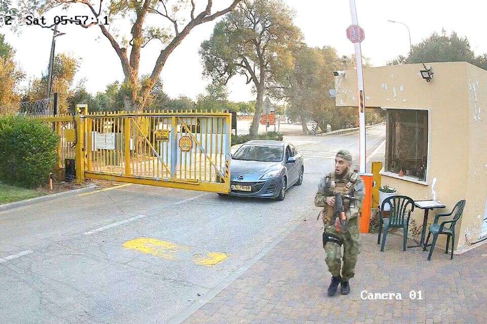 הפקודה הגיעה רק בארבע לפנות בוקר. מחבלי נוח'בה בכניסה לבארי , רויטרס