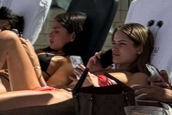 אמילי והדר במלון , ללא קרדיט