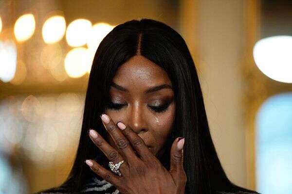 קמפבל אחרי קבלת תואר כבוד מממשלת צרפת, בשבוע שעבר , AP