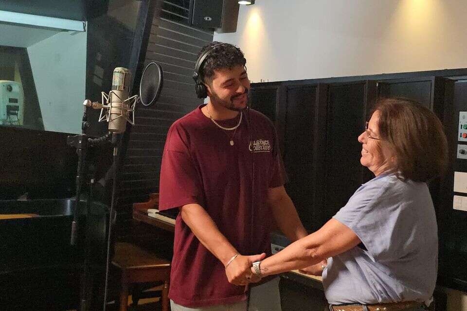 נועם בתן עם אמו של סמ"ר ירון אורי שי ז"ל , באדיבות המשפחה