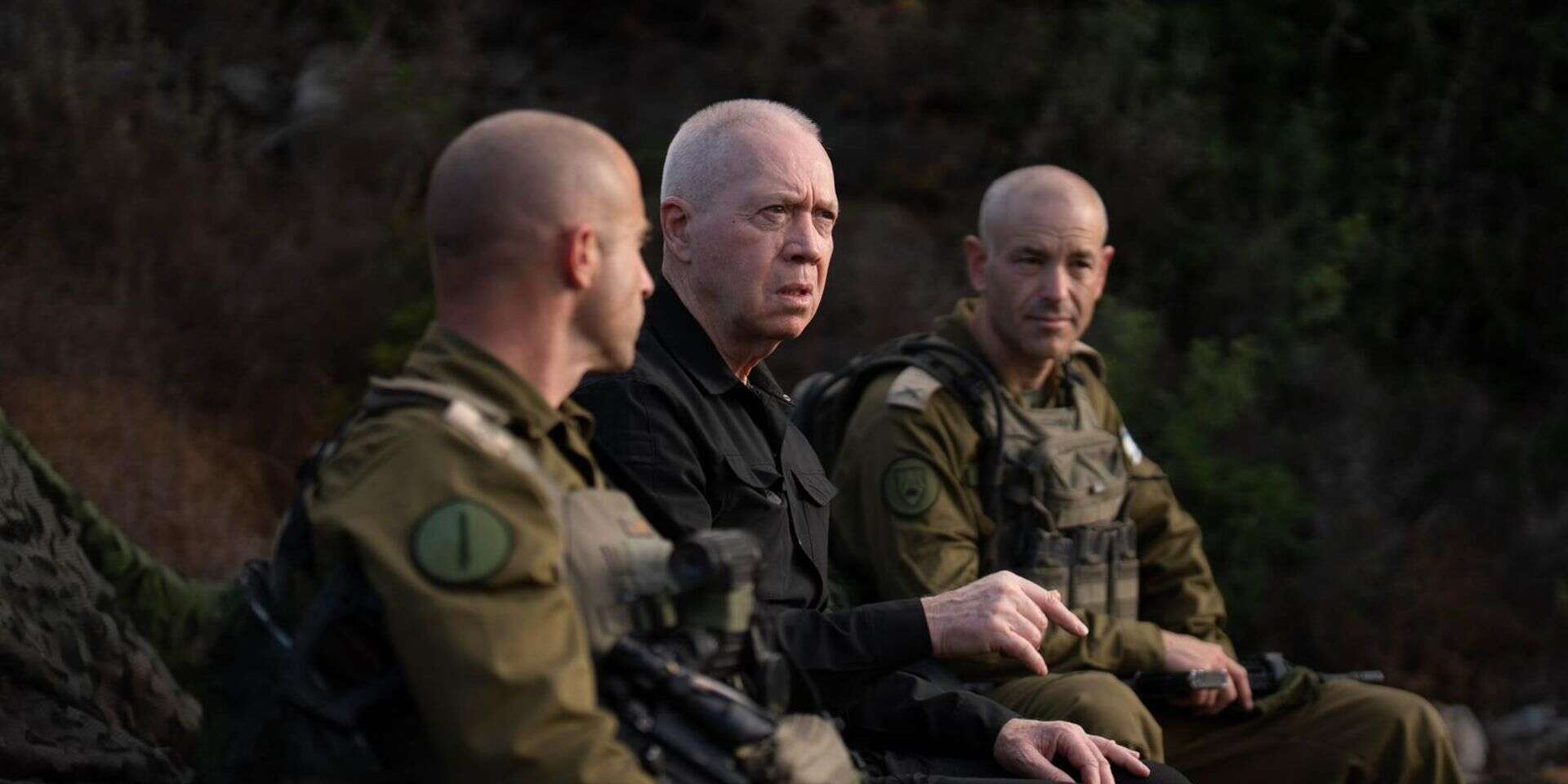 גלנט עם לוחמים בגבול הצפון, היום. יישאר לעת עתה במשרד הביטחון , שחר יורמן