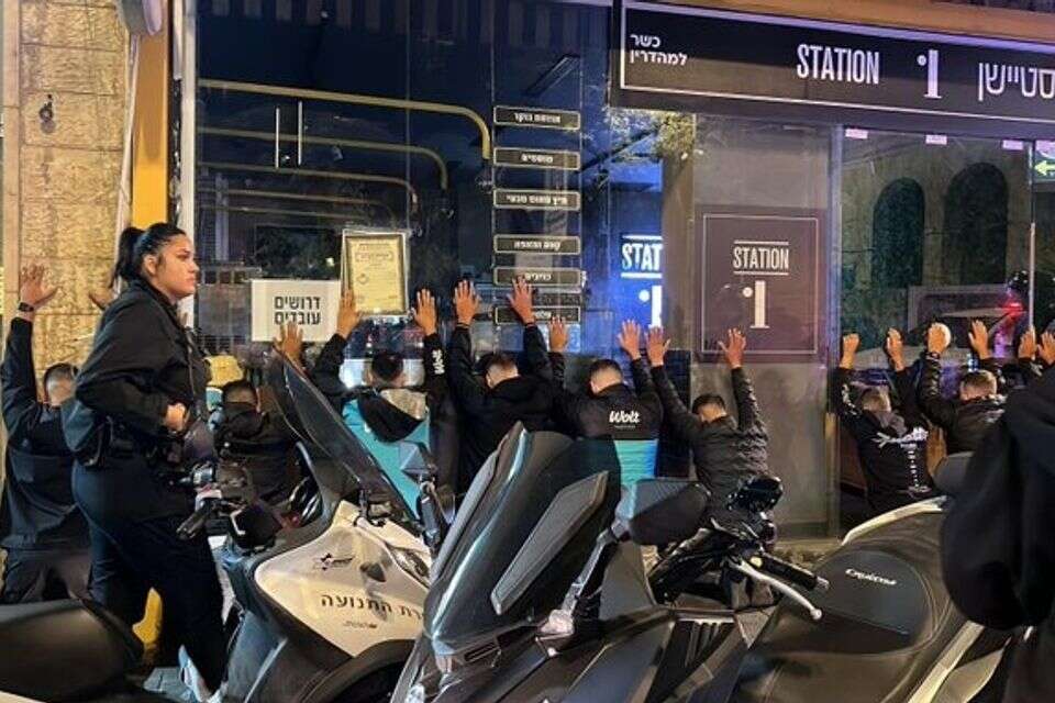 שליחי וולט הריעו לתקיפה האיראנית ועוכבו , השימוש בהתאם לסעיף 27 א לחוק זכויות יוצרים