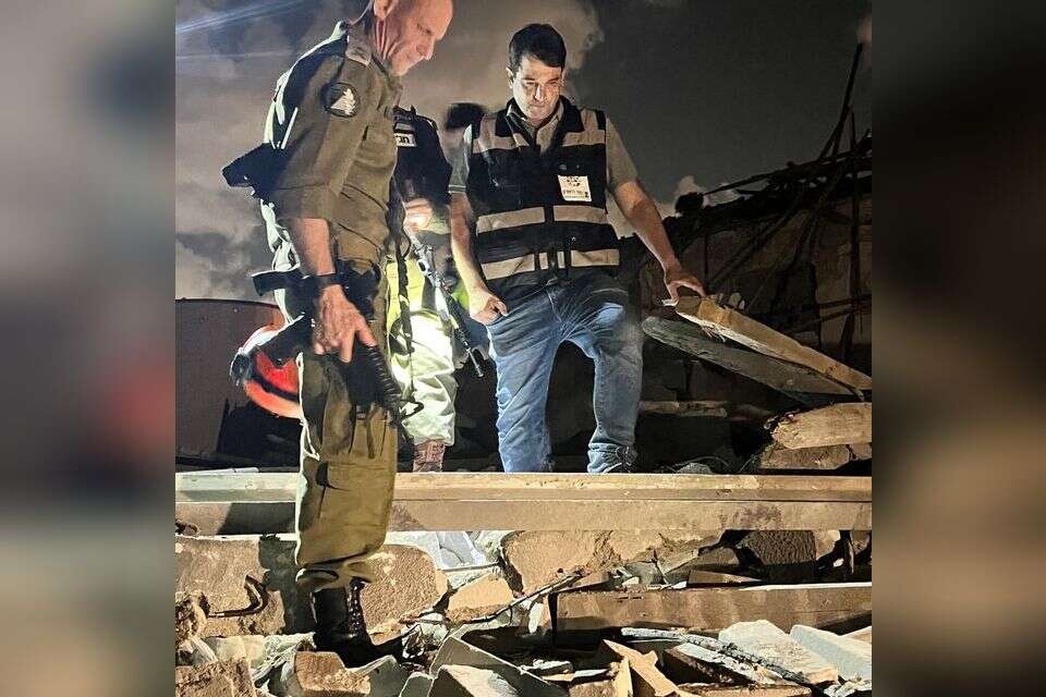 ראש עיריית הוד השרון אמיר כוכבי בוחן את הנזקים בעיר בעקבות המתקפה האיראנית , דוברות עיריית הוד השרון