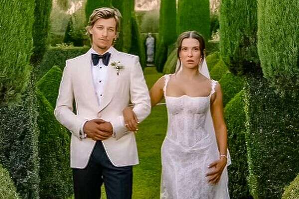 מילי בובי בראון בשמלה של גליה להב, וג'ייק בונג'ובי , Sandra von Riekhoff, אינסטגרם