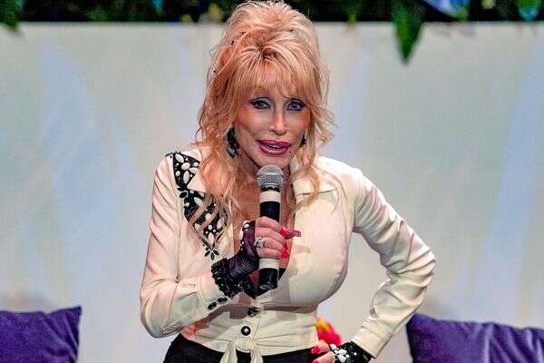 דולי פרטון , AP Photo/Charlie Riedel