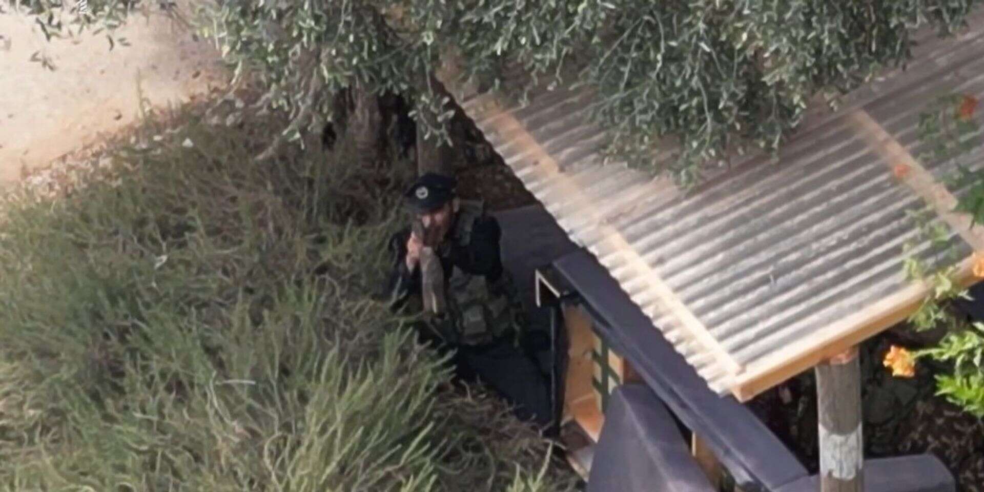 מחבל מכוון נשק לעבר רחפן צה"לי , דובר צה"ל