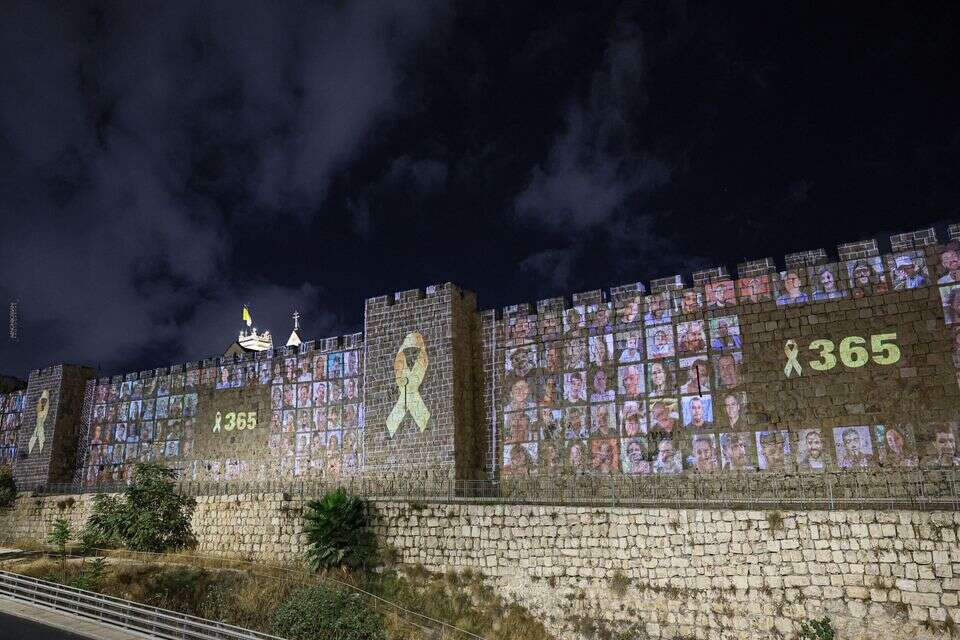 תמונות החטופים הוקרנו על חומות העיר העתיקה , ארנון בוסאני