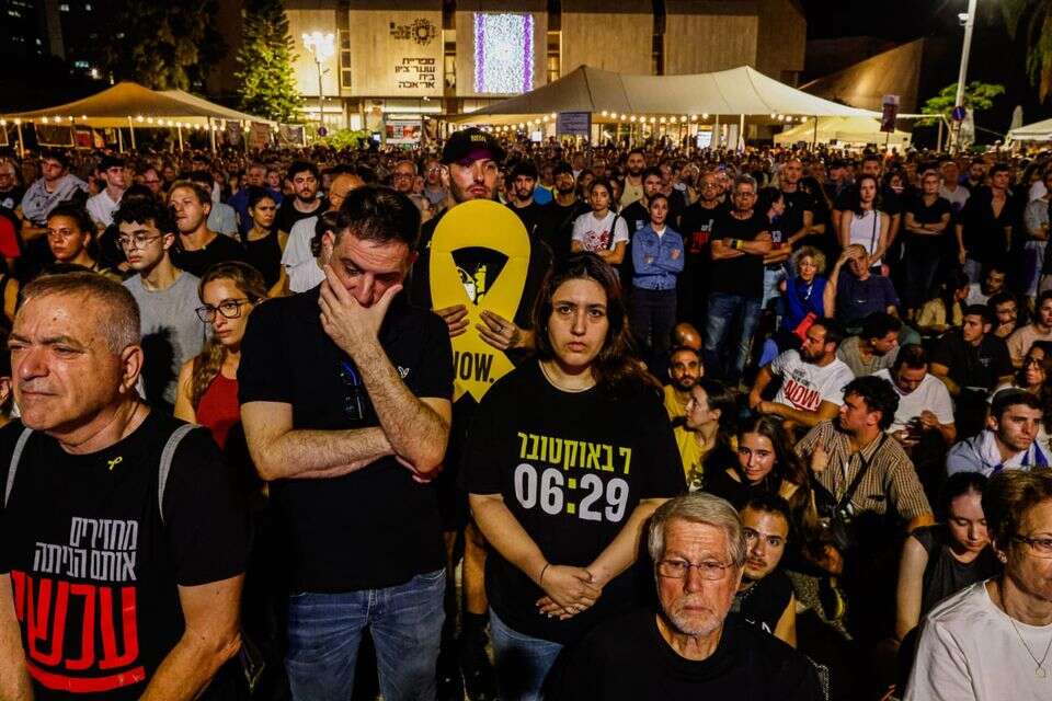 הקרנת טקס משפחות שבעה באוקטובר בכיכר החטופים , יהושע יוסף