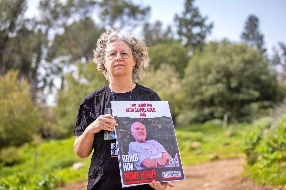 שהו יחד בשבי ועזרו אחד לשני. אביבה עם תמונתו של קית' , אריק סולטן