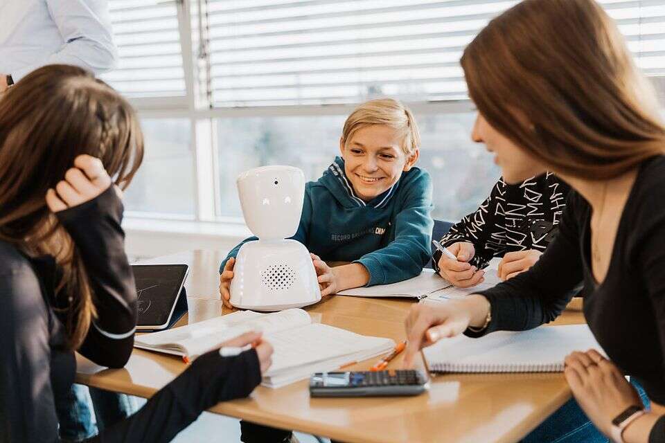 תלמידים עם רובוט בכיתה (אילוסטרציה) , No Isolation
