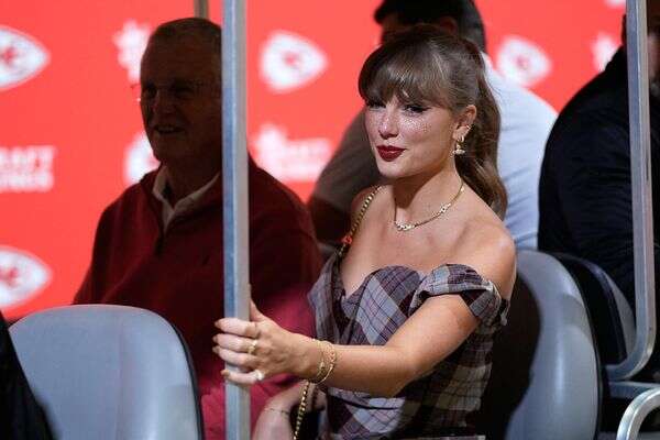 טיילור סוויפט מגיעה למשחק של הקנזס צ'יפס וטראוויס קלסי בקנזס סיטי , AP Photo/Charlie Riedel