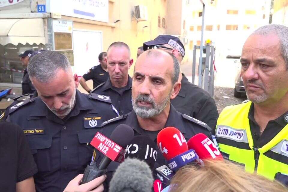 המפכ"ל דני לוי בזירת הפיגוע בחדרה , ללא