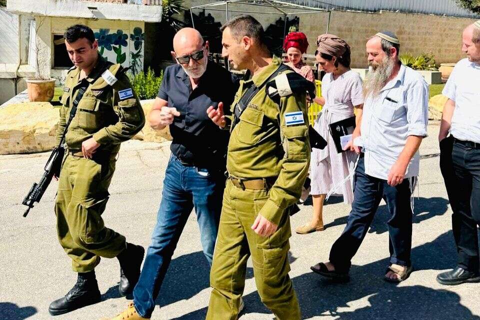 ראש המנהל האזרחי, תא״ל הישאם אבראהים (ימין) במפגש עם ראשי רשויות בשומרון ובבקעה ,  דוברות מתפ"ש