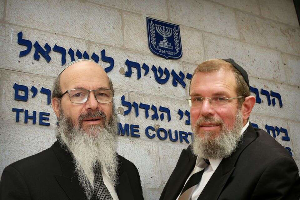 הרב קלמן בר והרב מיכה הלוי על רקע בניין הרבנות הראשית , אורן בן חקון, מרים צחי