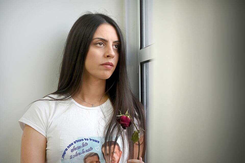 מור שמלי בחולצה שמנציחה
את אלון ז"ל. "ההתלהבות
שלו היתה כל כך מידבקת" , אפרת אשל