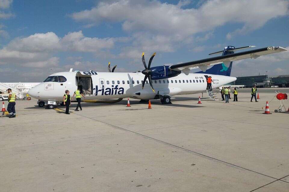 מטוס ראשון של אייר חיפה נוחת בשדה התעופה בקפריסין , אייר חיפה