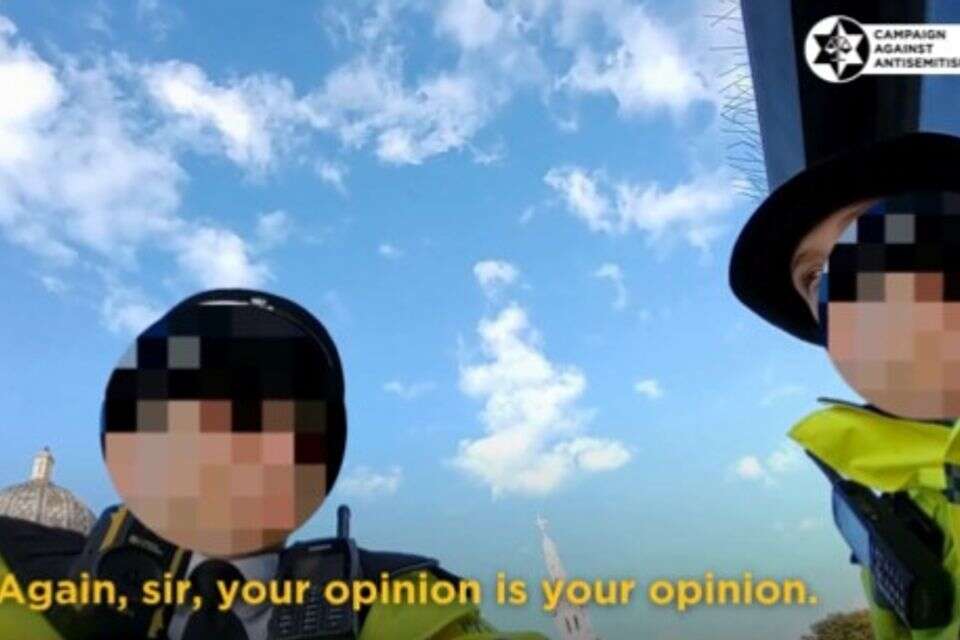 השוטרים בהפגנה בלונדון , צילום מסך מטוויטר