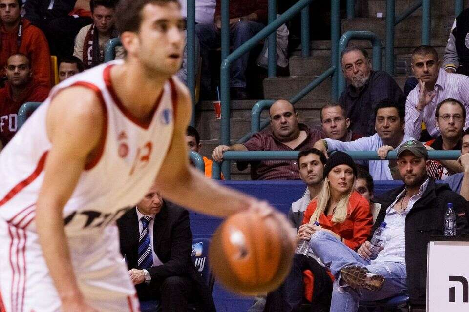 יוגב אוחיון וגומא אגאייר ברקע , דודי ועקנין