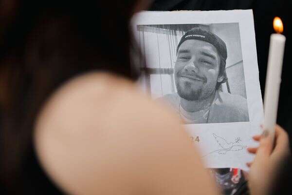 מעריצה מתאבלת על מותו של ליאם פיין בבואנוס איירס , EPA/JUAN IGNACIO RONCORONI