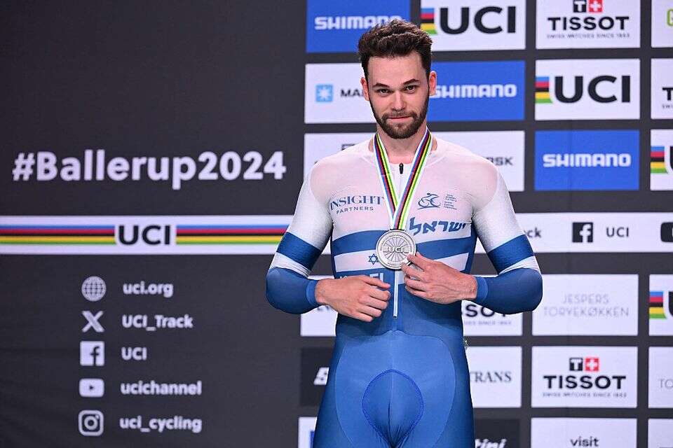 מיכאל יעקובלב עם המדליה באליפות העולם. עשה היסטוריה , AFP