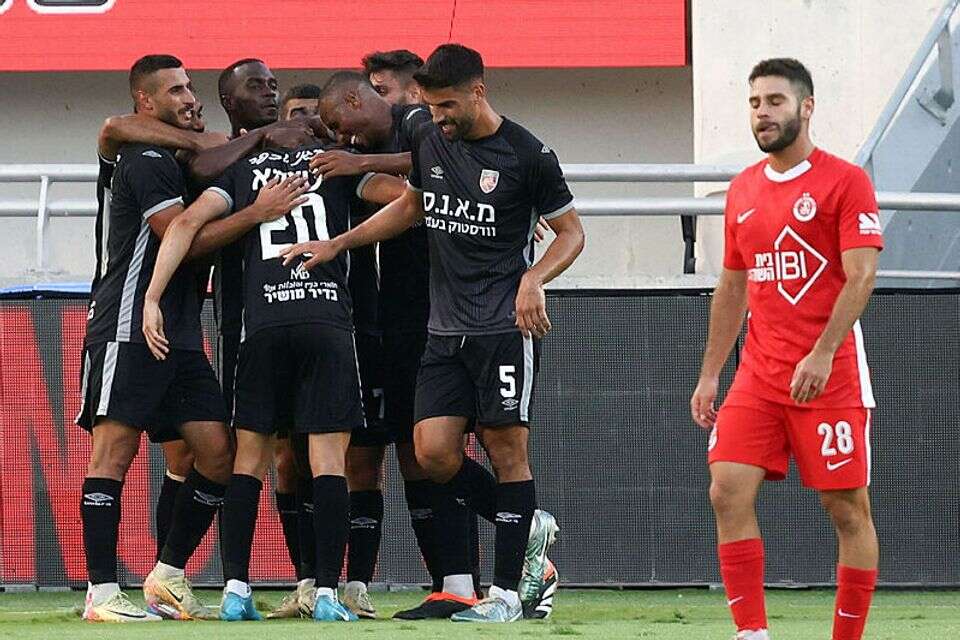 שחקני כפר קאסם חוגגים לצד עידו וייר , דני מרון