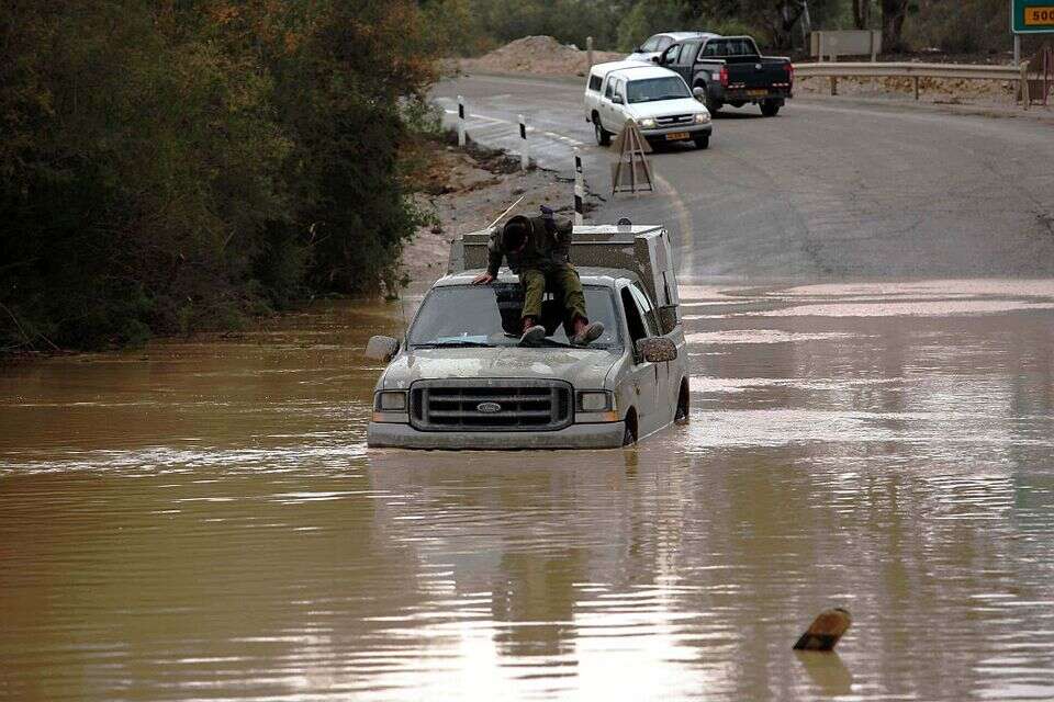 חל הבשור חוסם את הכביש בגשר צאלים , דודו גרינשפן