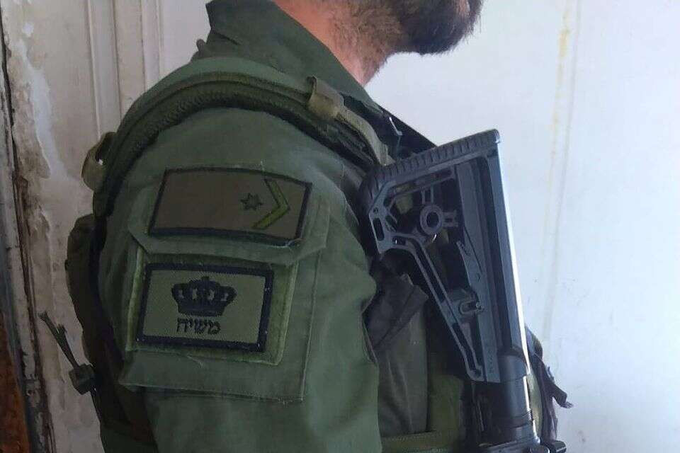 חייל מילואים עם פאץ' משיח על מדים
, ללא קרדיט
