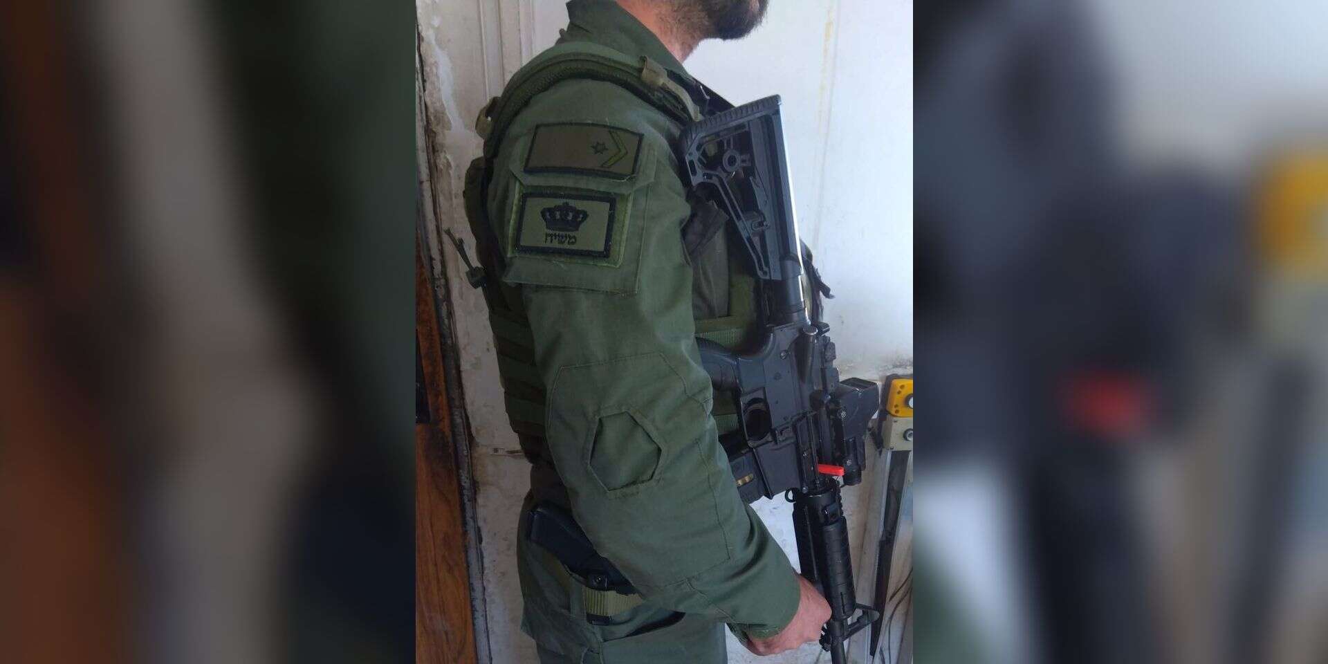 חייל עם תג "המשיח" , ללא
