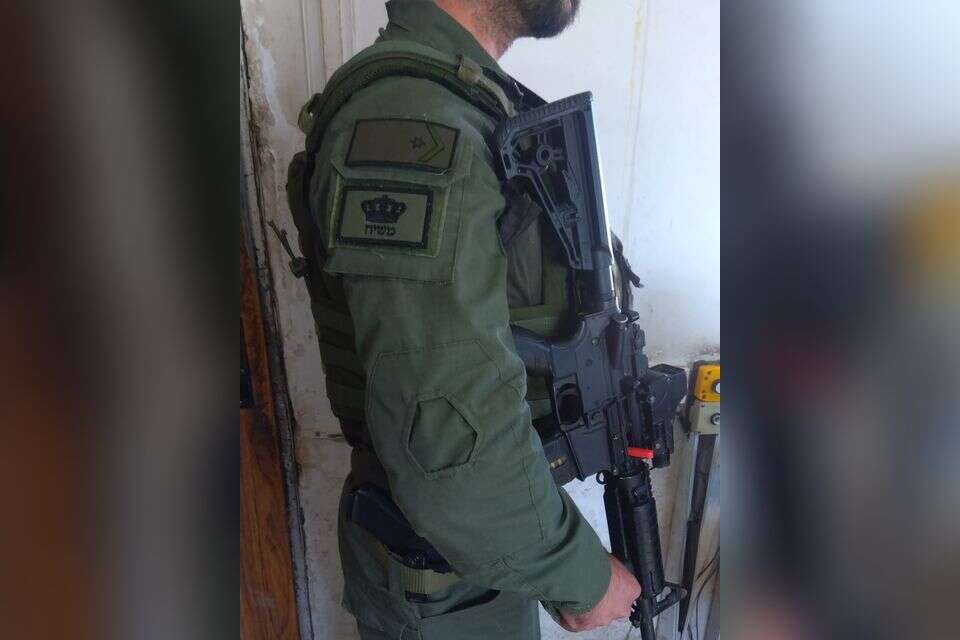 חייל עם תג "המשיח" , ללא