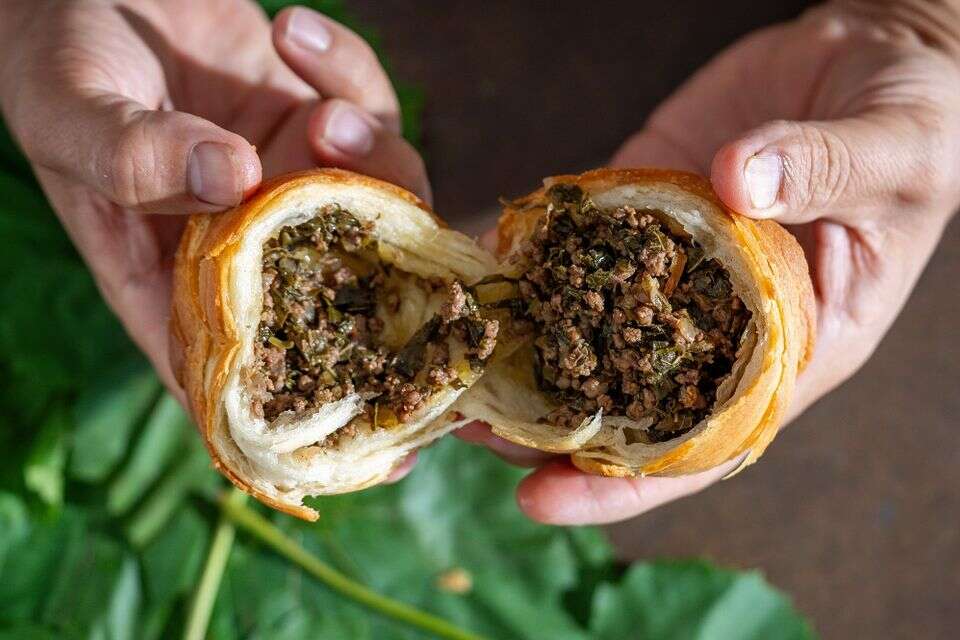 מאפה ממולא בשר טחון ועלי גפן , אסף קרלה