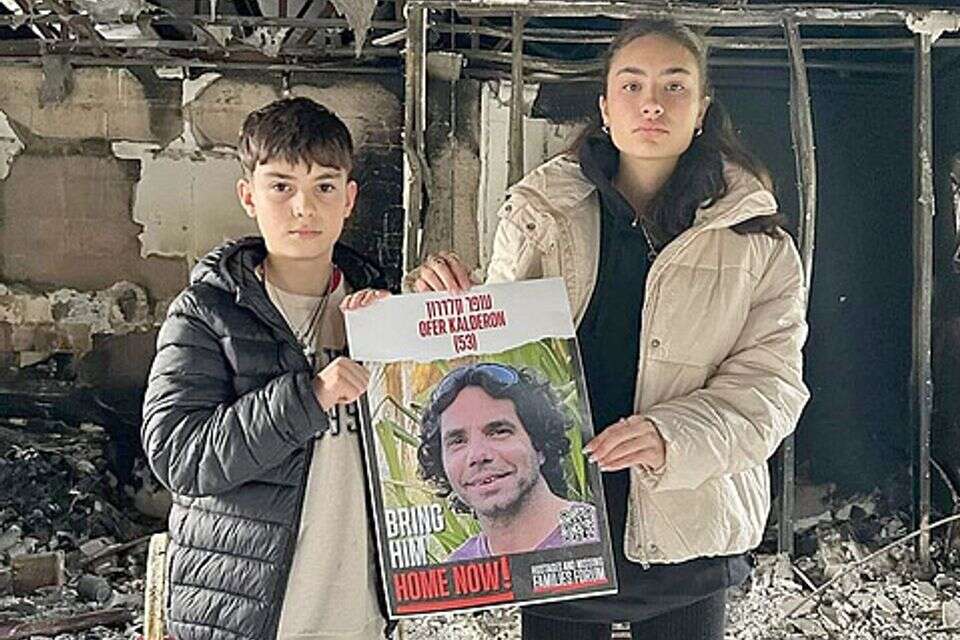 סהר וארז ששוחררו בעסקה עם תמונת אביהם החטוף (ארכיון) , גאיה קלדרון
