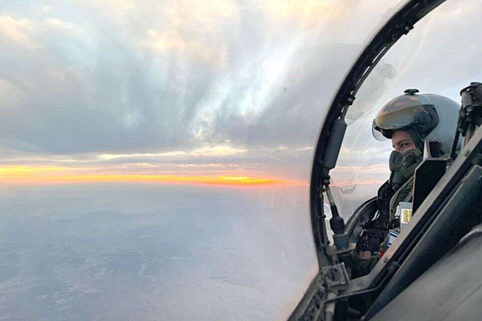 "אני אוכל את עצמי על כך שלא נסעתי לעוטף עם M16 או עם F-16". אסף צלאל בקוקפיט , דובר צה"ל