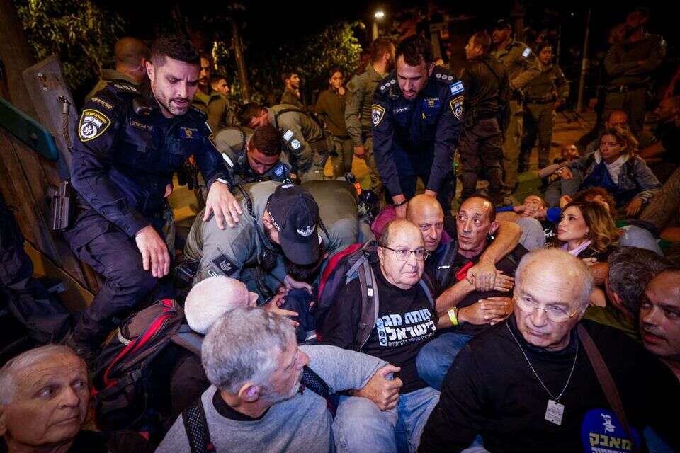 שוטרים מפנים מפגינים מחוץ לבית ראש הממשלה ברחוב עזה בירושלים , חיים גולדברג/פלאש90