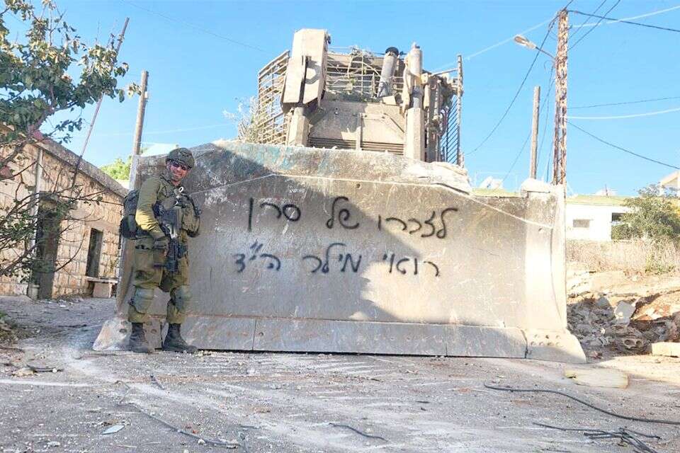 חזי דרקסלר ליד די־9 עם שמו של סרן רואי מילר ז"ל ,