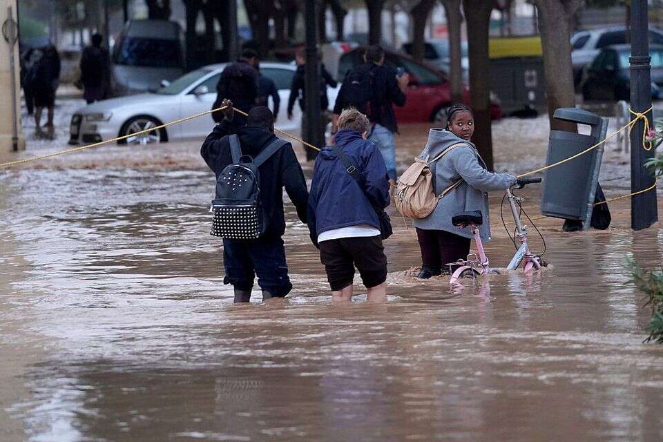 תושבי ולנסיה מתמודדים עם השטפונות בעיר , אי.פי