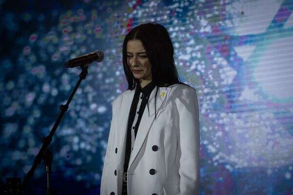 בונה משארית כוחותיה. נינט טייב , אורן בן חקון