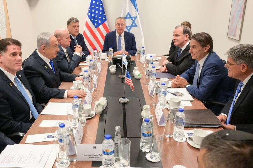 נפגש עם עמוס הוכשטיין ועם השליח המיוחד של נשיא ארצות-הברית לענייני המזרח-התיכון, ברט מקגורק בנושא הסדר בלבנון , מעיין טואף/ לע"מ.
