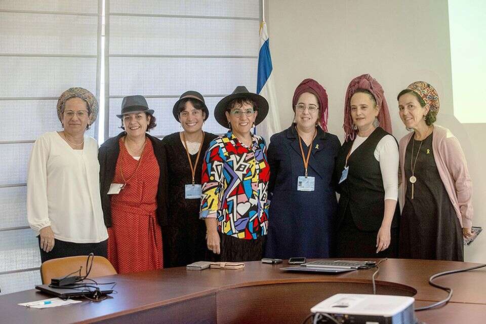 "מייחלות לשותפות הזו". מימין: ליפשיץ, פרקש, מבורך, שטריגלר, פוגודה, אליצור ואמסילי , אורן בן חקון