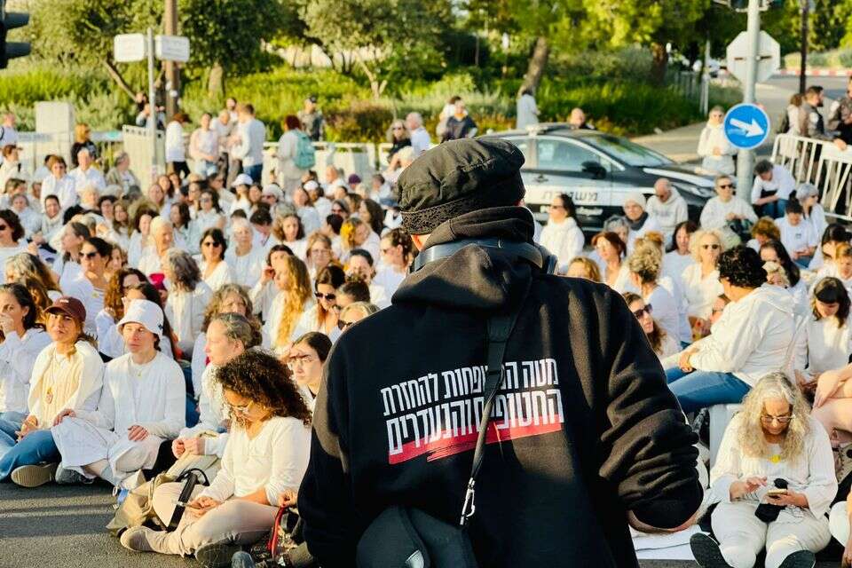 בלי צעקות, בלי שלטים - בשקט , יוני ריקנר