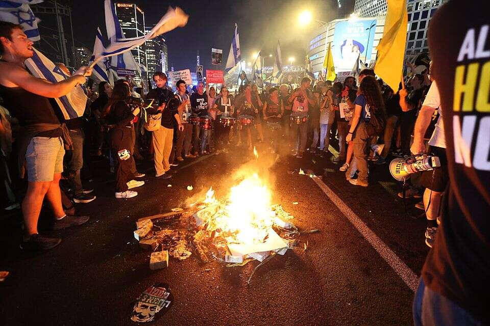 מפגינים הציתו מדורה באילון לאחר פיטורי גלנט , קוקו