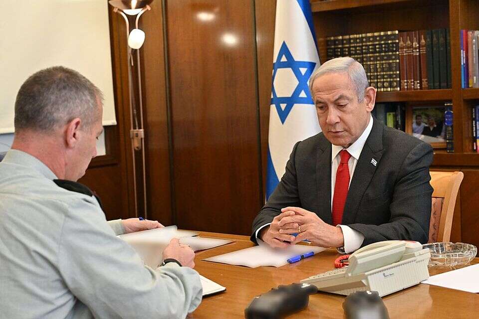 רה"מ נתניהו והמזכיר הצבאי לשעבר אבי גיל , קובי גדעון/לע"מ