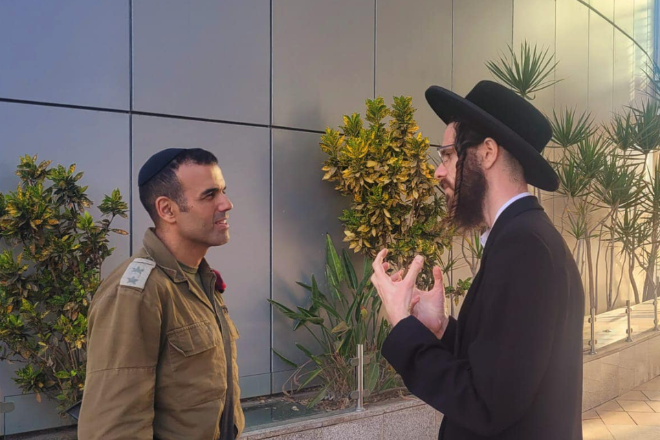 מענדל ראטה מודיע שיתגייס לצה"ל בפגישה בקרייה עם מח"ט החטיבה החרדית אבינועם אמונה , מתוך פייסבוק 