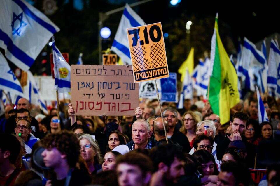 על רקע פיטורי שר הביטחון לשעבר גלנט* - *המונים הגיעו להפגין מול הכנסת , יונתן זינדל