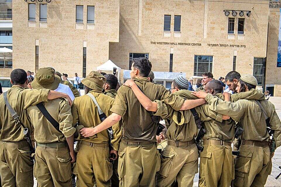 השירות בצבא וחובת הנשיאה בנטל הם ערכי ליבה בתפיסת הציונות הדתית , אורן בן חקון