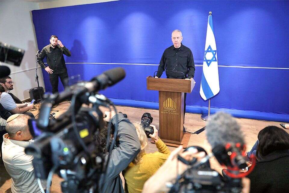 חבל שהלך. גלנט במסיבת העיתונאים לאחר פיטוריו , גדעון מרקוביץ