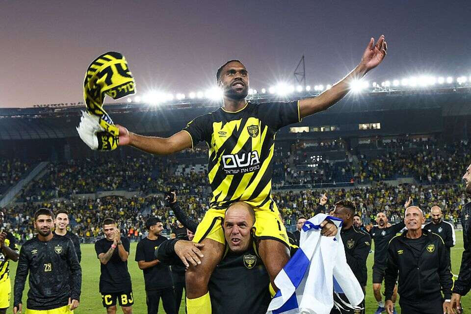 ז'קוב ז'נו על הכתפיים. בית"ר ירושלים באופוריה , דני מרון