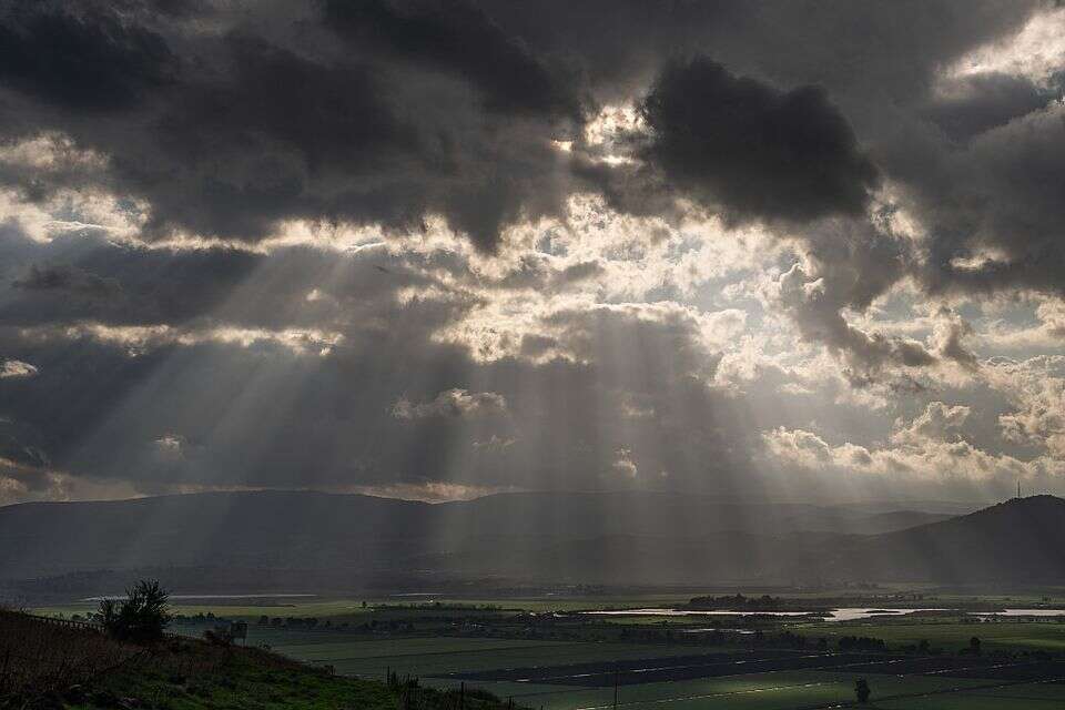 קרני השמש מבעד לעננים בעמק החולה , אייל מרגולין - ג'יני
