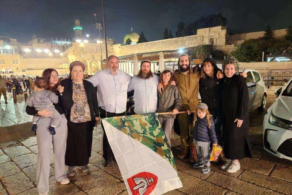 הראל יחד עם משפחתו , באדיבות המשפחה